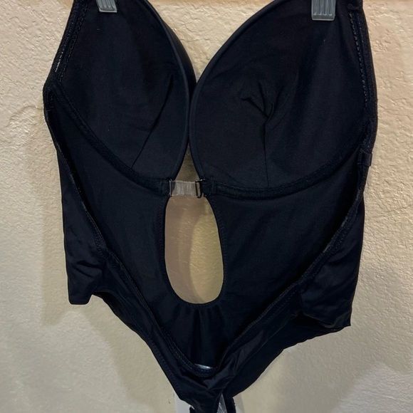 Plunge bodyshaper bra with detachable straps NWOT. - Picture 3 of 6